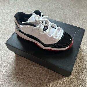 Jordan 11 low retro concord bred